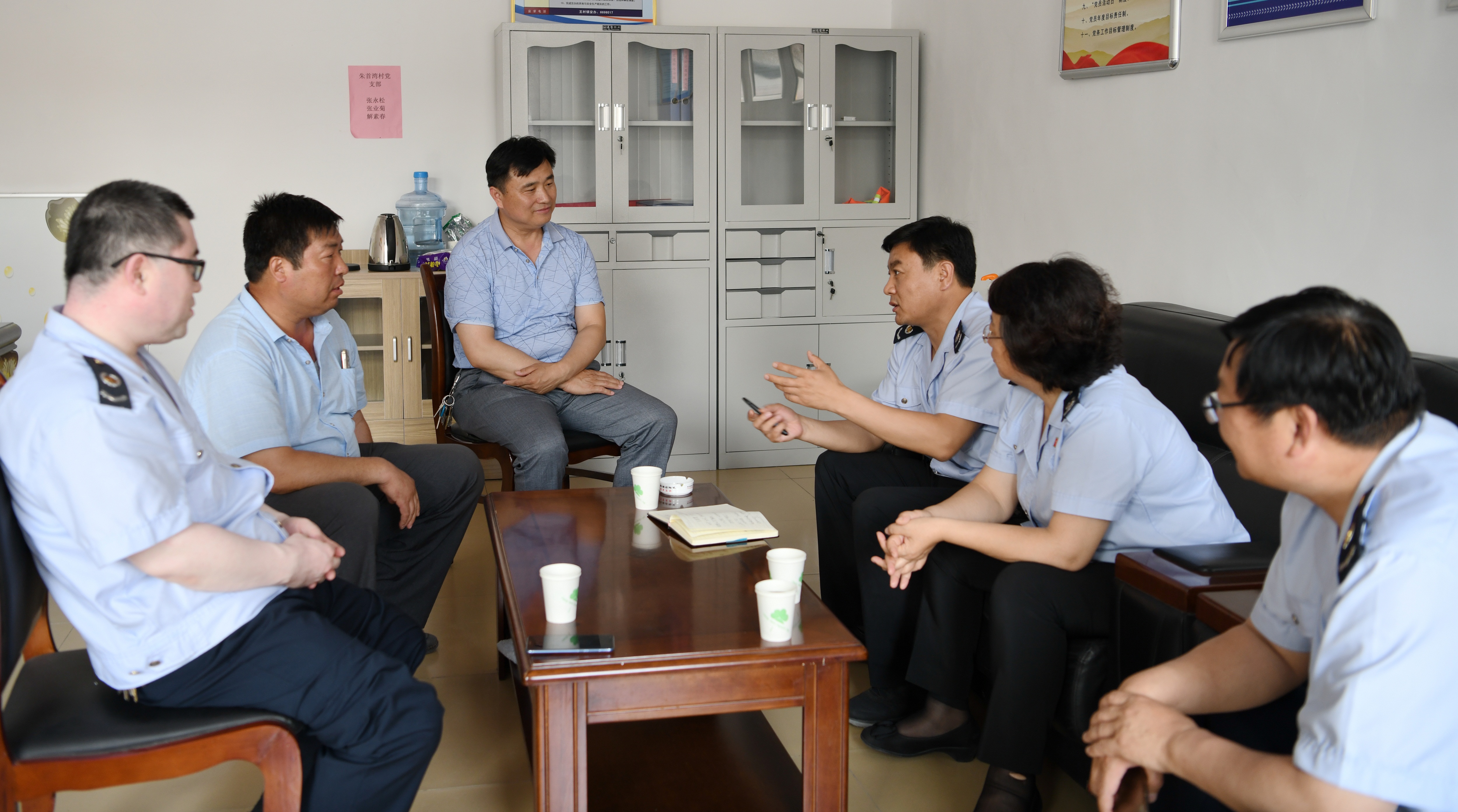 为推动乡村振兴工作落实,5月25日,淄博市地税局周村分局到王村镇朱首