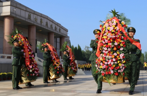 淄博市向人民英雄敬献花篮仪式在我区举行